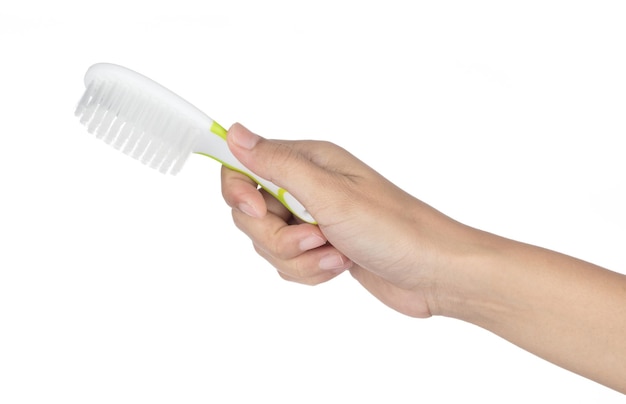 Mão segurando a escova de cabelo para bebê isolada no fundo branco