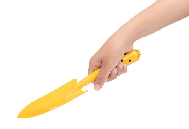 mão segurando a espátula amarela isolada no fundo branco