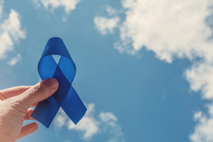 Foto mão segurando a fita azul, conscientização do câncer de próstata, conscientização da saúde dos homens, movember, dia internacional dos homens, dia mundial da diabetes
