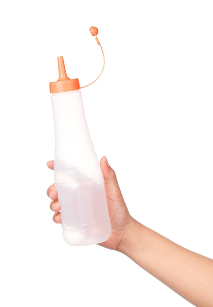 mão segurando a garrafa de plástico vazia isolada no fundo branco