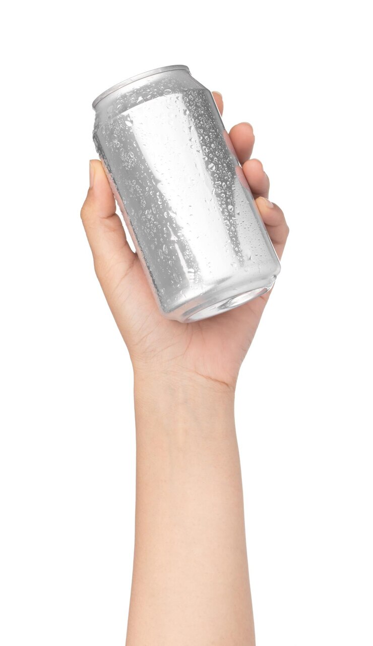 Foto mão segurando a lata de bebida com gotas de água isoladas no fundo branco