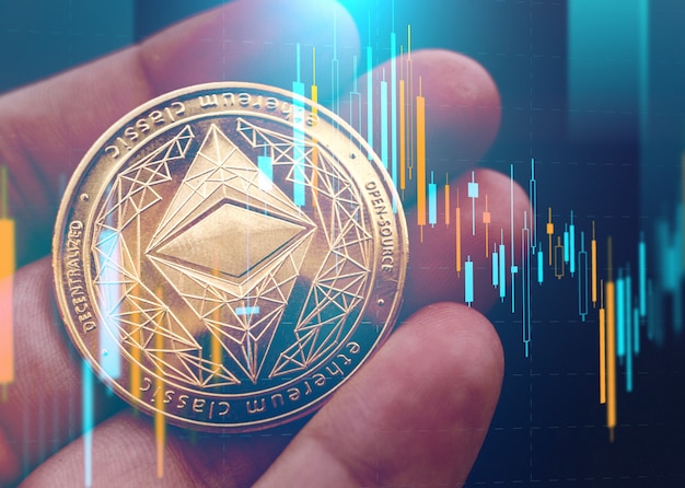 Mão segurando a moeda eth de ouro com gráfico de castiçal turva no fundo. ethereum é um blockchain descentralizado de código aberto com contrato inteligente. conceito de criptomoeda e finanças descentralizadas