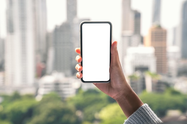 Foto mão segurando a tela em branco branca móvel do telefone