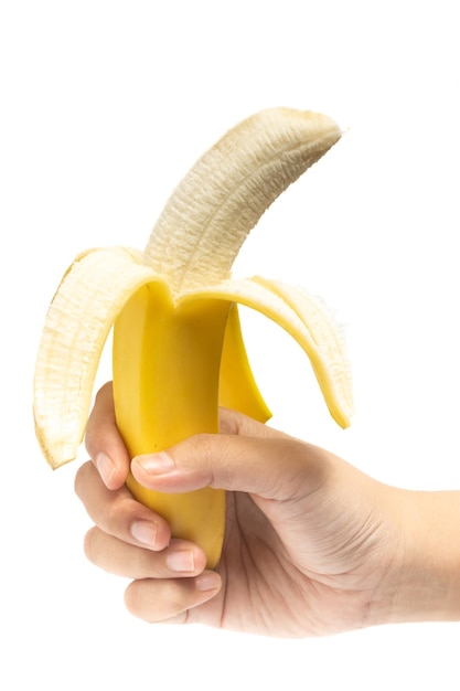 Mão segurando bananas orgânicas frescas meio descascadas fruta deliciosa isolada em fundo branco