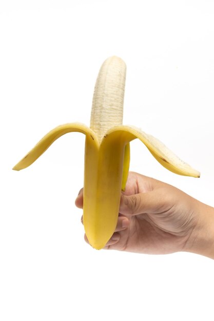 Mão segurando bananas orgânicas frescas meio descascadas fruta deliciosa isolada em fundo branco