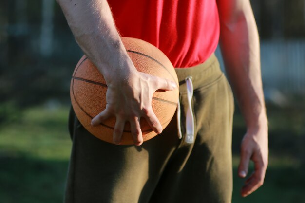 Mão segurando basquete