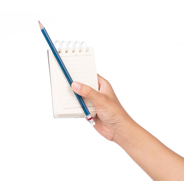 mão segurando cadernos com um lápis isolado no fundo branco