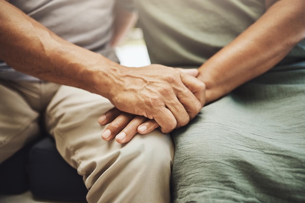 Mão segurando casal de idosos e mãos com amor, cuidado e paz, sentimento de apoio e solidariedade casa relaxa e gesto amoroso de um velho com uma mulher na aposentadoria e casamento sênior em uma casa