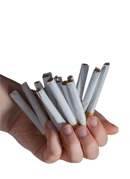 Foto mão segurando cigarros isolados no fundo branco conceito de estilo de vida insalubre de vício em fumaça de tabaco