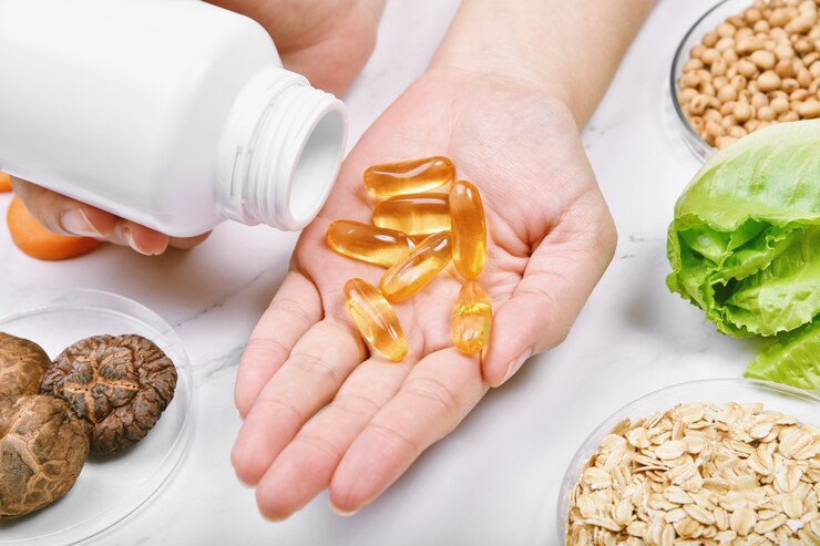 Mão segurando comprimidos entre diferentes alimentos