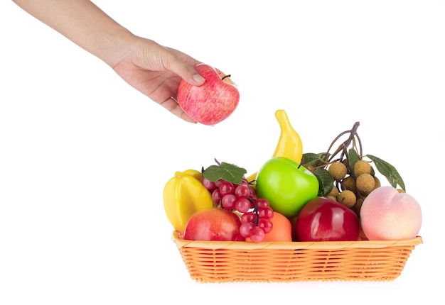 Mão segurando frutas para decoração ornamentos de frutas artificiais imitação falsa de espuma artificial isolada em fundo branco