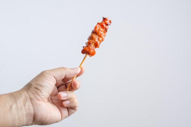 Mão, segurando, grelhado, carne frango, um, alimento asiático, skewer