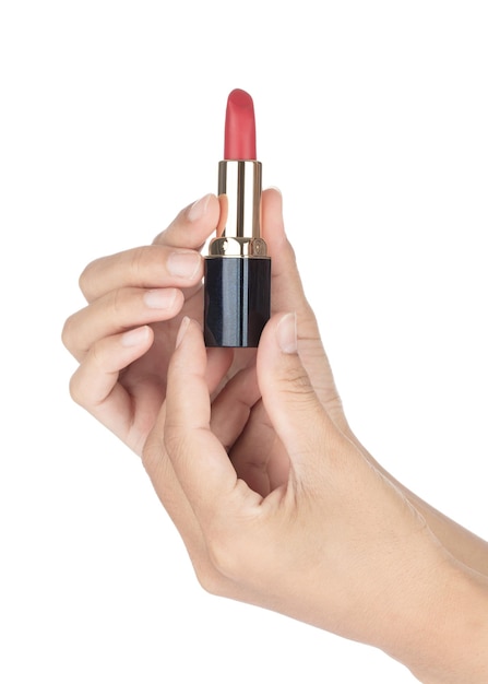 mão segurando lindo batom vermelho isolado no fundo branco