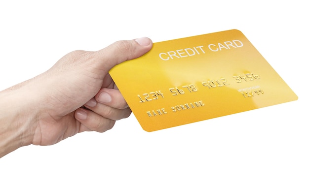 Mão segurando maquete de cartão de crédito dourado isolado em fundo branco com traçado de recorte