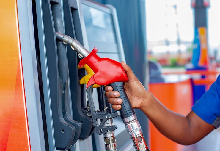 Mão segurando o bocal da bomba