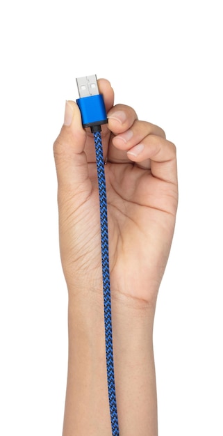 Mão segurando o cabo USB azul isolado no fundo branco