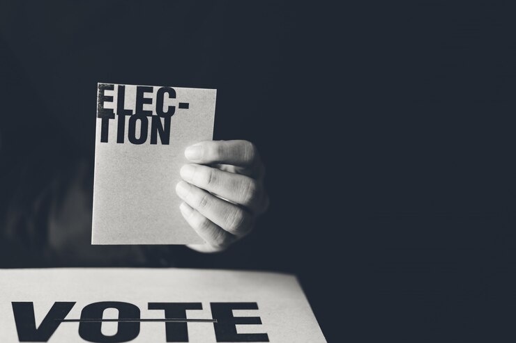 Mão segurando o cartão de eleição e voto caixa, conceito de democracia, Tom preto e branco