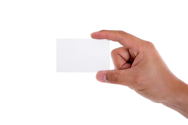 Mão segurando o cartão de papel em branco isolado.
