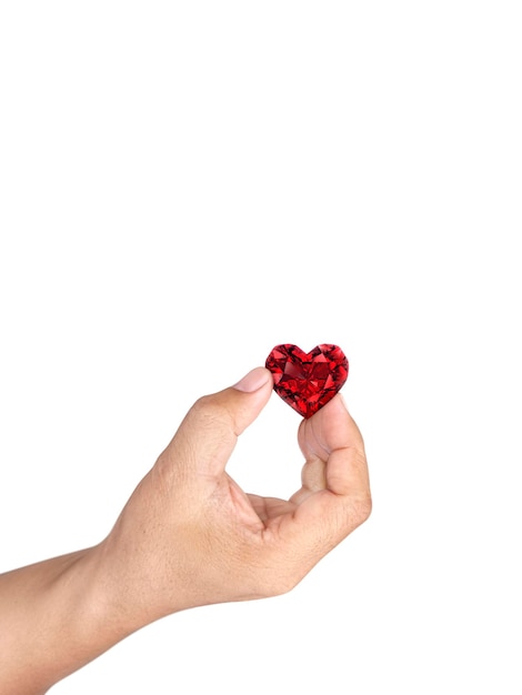 Mão segurando o diamante em forma de coração vermelho isolado no fundo branco