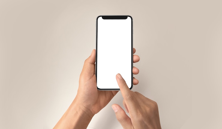 Foto mão segurando o dispositivo smartphone e tocando a tela