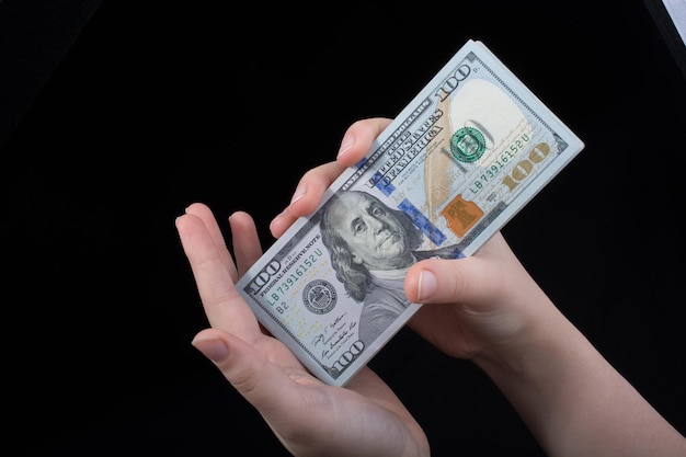 Mão segurando o dólar americano isolado no fundo branco