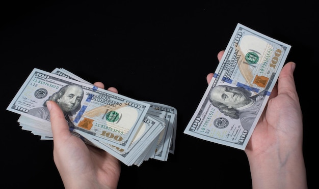 Mão segurando o dólar americano isolado no fundo branco