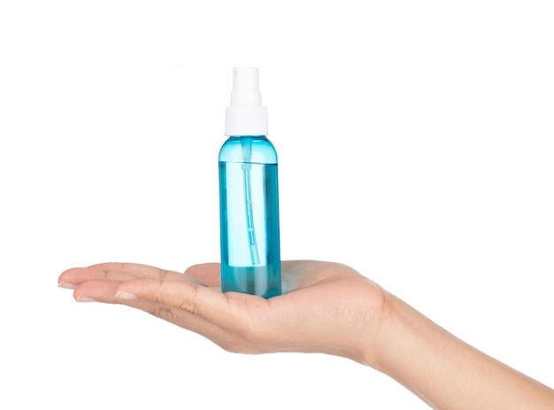 mão segurando o frasco de spray isolado no fundo branco.