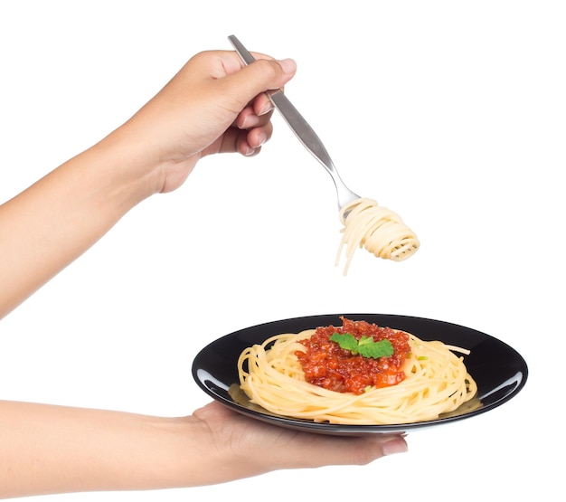 Foto mão segurando o garfo, comendo macarrão espaguete isolado no fundo branco