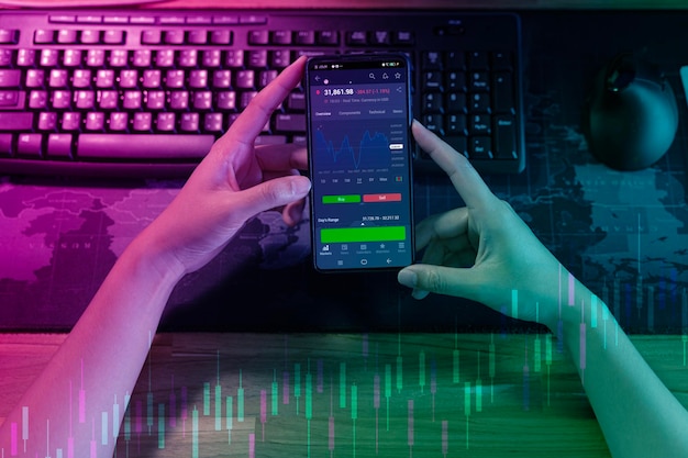 Mão segurando o smartphone para analisar o conceito de investimento on-line Trader investidor corretor segurando o dedo usando o aplicativo de telefone celular executando o comércio de ações financeiras