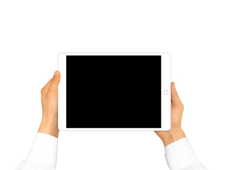 Foto mão segurando o tablet em branco isolado