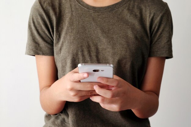 Foto mão segurando o telefone inteligente no fundo branco