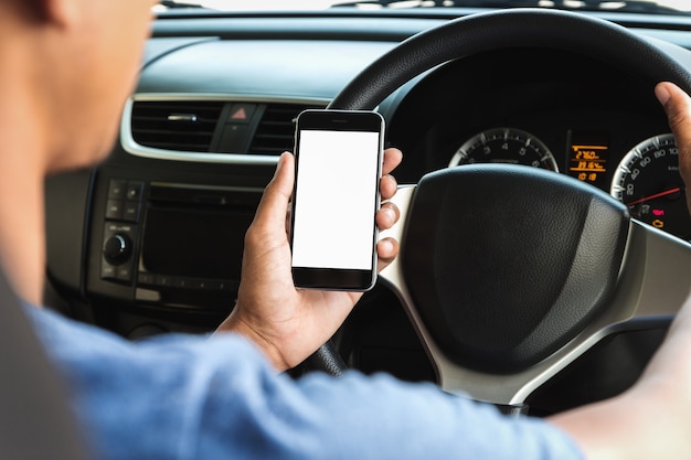 mão segurando o telefone tela branca no carro