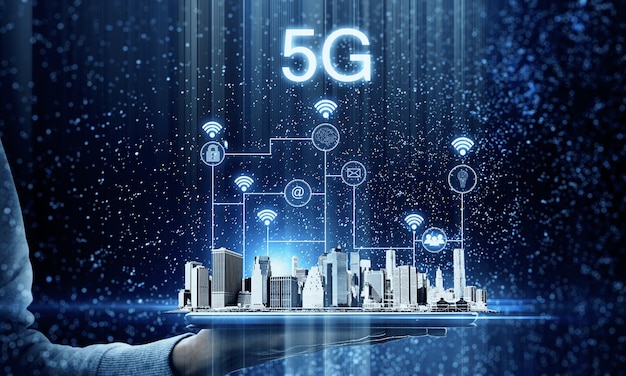Mão segurando o touchpad digital com cidade criativa e rede de internet 5G no fundo do céu noturno estrelado Velocidade da Web e conceito abstrato Dupla exposição