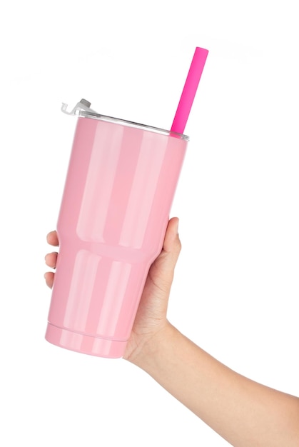 mão segurando rosa Cold Cup ou caneca de aço isolada no fundo branco.