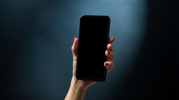 Mão segurando smartphone com espaço de cópia preto na tela pessoa feminina com telefone celular móvel moderno ...