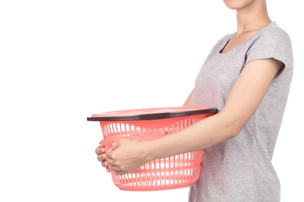 mão segurando um cesto de roupa suja vermelho isolado no fundo branco