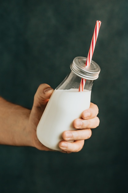 Mão segurando um conceito de milkshake de verão