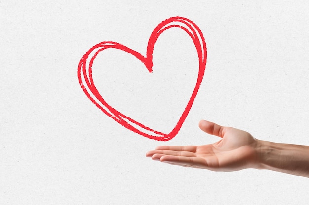 Mão segurando um coração vermelho feedback positivo simbolizando o amor cuidado compaixão