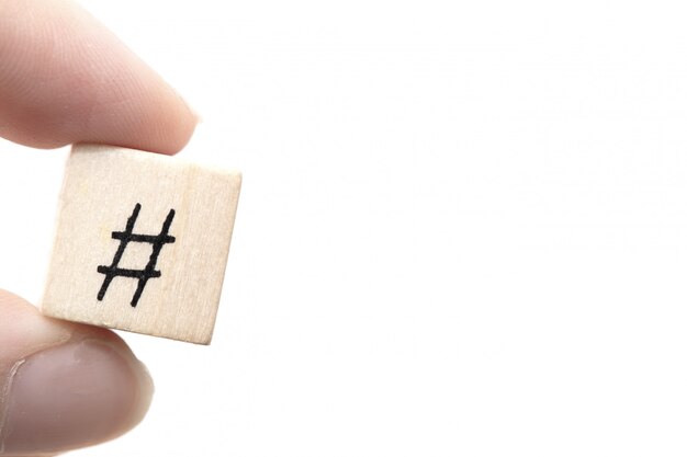 Foto mão segurando um cubo de madeira com uma hashtag, um símbolo, conceito de mídia social