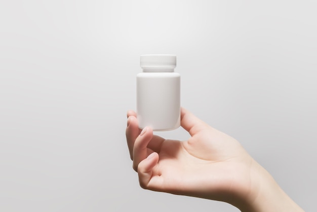 mão segurando um frasco de plástico branco com pílulas