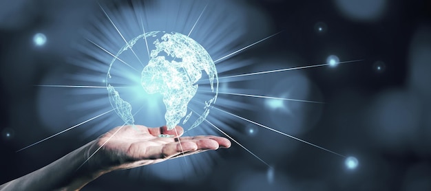 Mão segurando um holograma de globo brilhante sobre fundo azul bokeh Interface digital e inovação global
