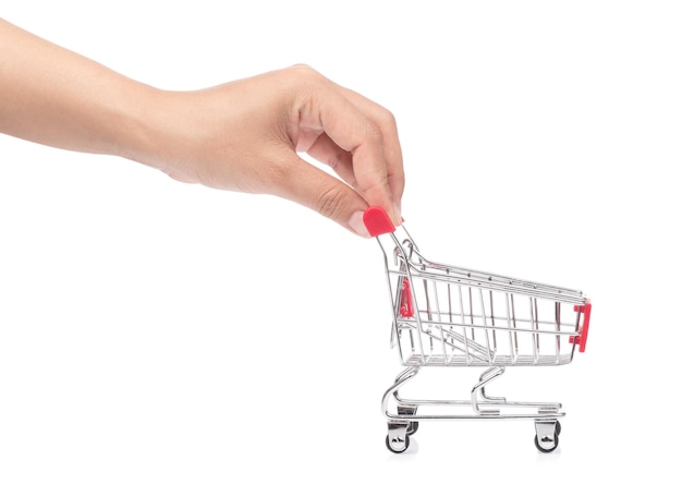 mão segurando um pequeno carrinho de compras isolado no fundo branco