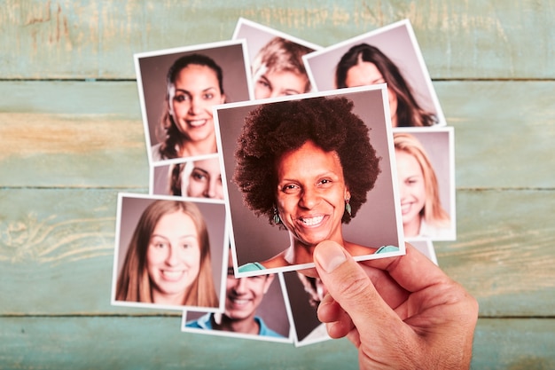 Foto mão segurando um retrato de foto. conceito de recrutamento. foco seletivo.