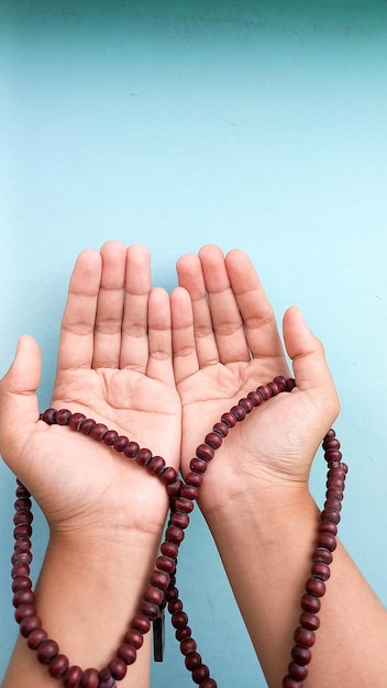 Mão segurando um Tasbih