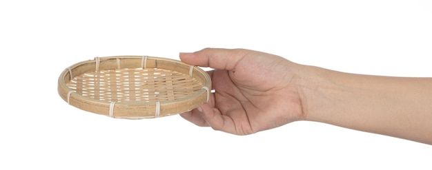 Mão segurando uma bandeja de peneiramento de bambu isolada em um fundo branco