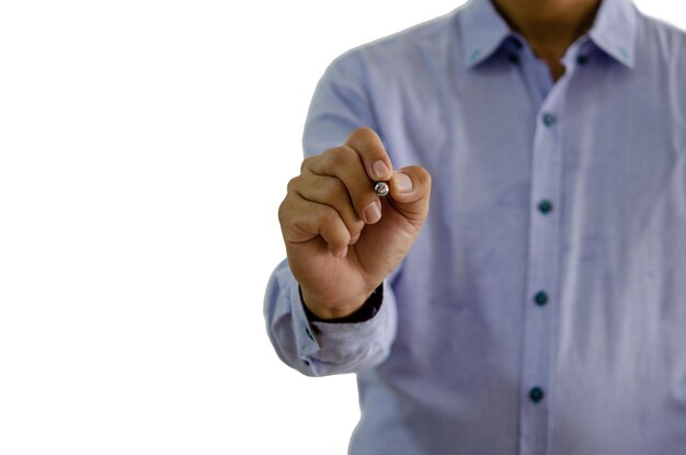 Foto mão segurando uma caneta escrevendo em um fundo brancotraçado de recorte