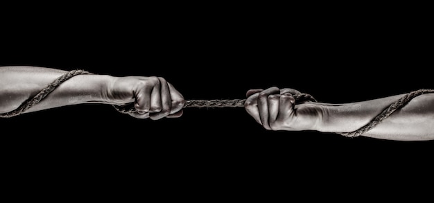 Foto mão segurando uma corda para escalar a força da corda e resgate de determinação ajudam a ajudar o gesto de mãos