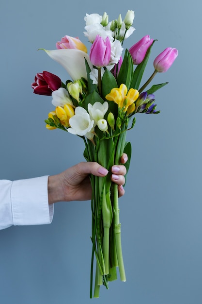 Foto mão segurando uma flor elegante