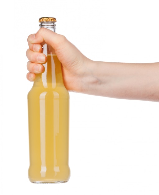 Mão segurando uma garrafa de cerveja sem rótulo isolado no branco