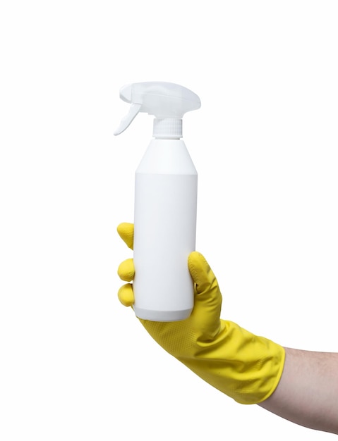 Mão segurando uma garrafa de spray com luva amarela para limpeza